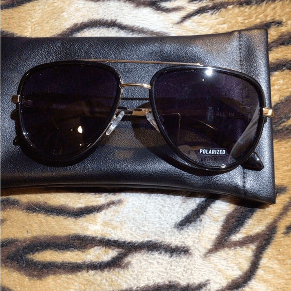 NEW ! Quay ALL IN POLARIZED COIPLE LIGHTVSCRATCHES Quay Black and Gold Aviator main image 5
